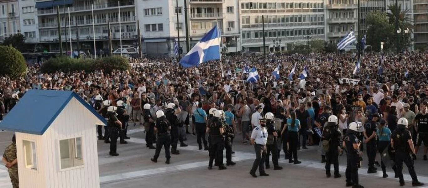 Σύνταγμα: Μεγάλη συγκέντρωση κατά του υποχρεωτικού εμβολιασμού - Χιλιάδες κόσμου